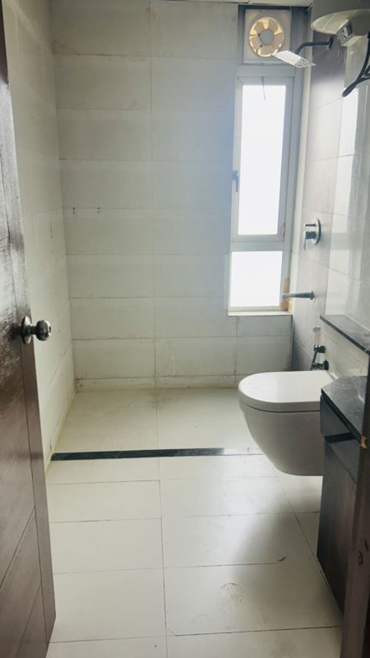 Bathroom, jaypee-greens-kalypso-court 3 Bedroom 2626 Sq.Ft. Apartment In Sector 128 Noida 10424934