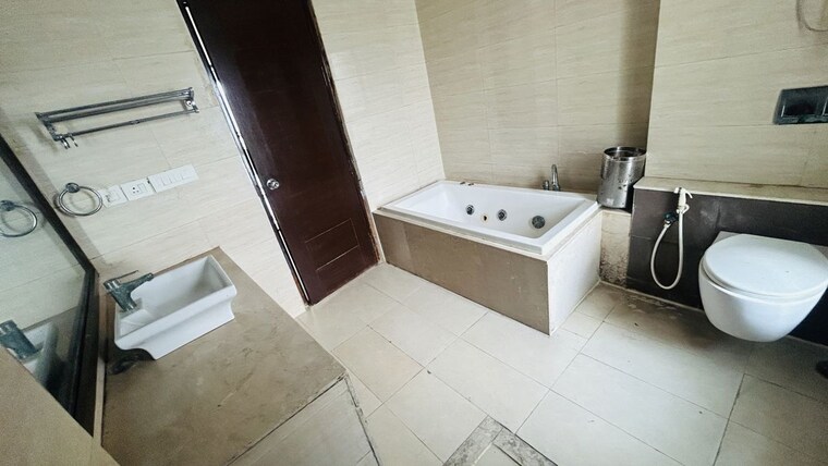 Bathroom, jaypee-greens-kalypso-court 3 Bedroom 2626 Sq.Ft. Apartment In Sector 128 Noida 10424934
