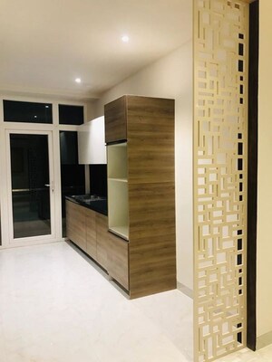 Room in 3 BHK Builder Floor at Nirvana Country – for Rent
