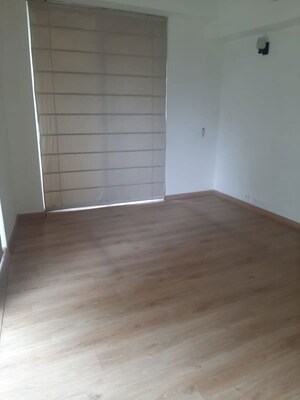Room in 3.5 BHK Apartment at Pioneer Park Presidia, Sector 62 – for Rent
