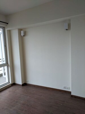 Room in 3.5 BHK Apartment at Unitech Escape, Sector 50 – for Rent