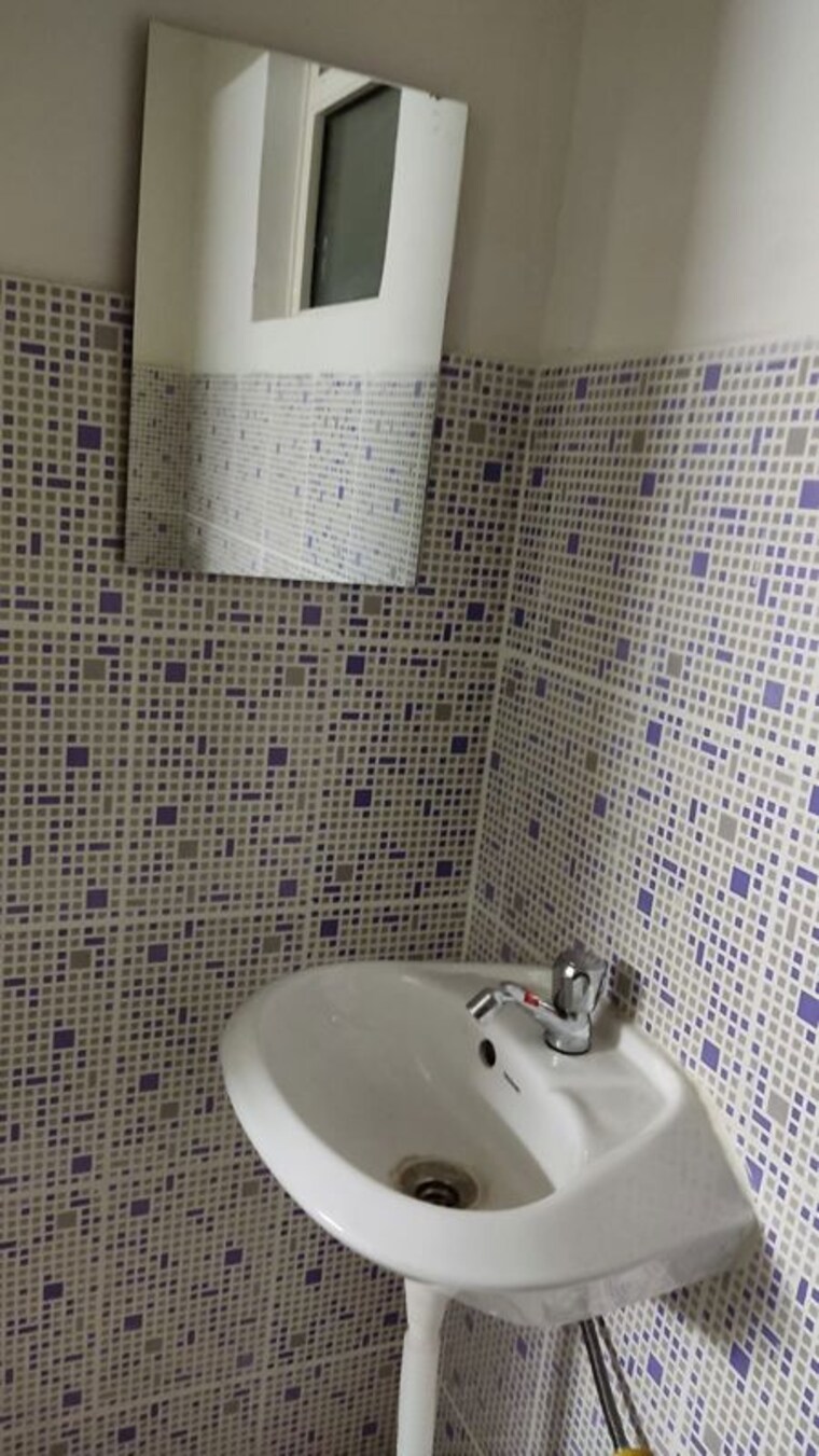 Bathroom, rof-aalayas 1 Bedroom 364 Sq.Ft. Apartment In Sector 102 Gurgaon 10425128