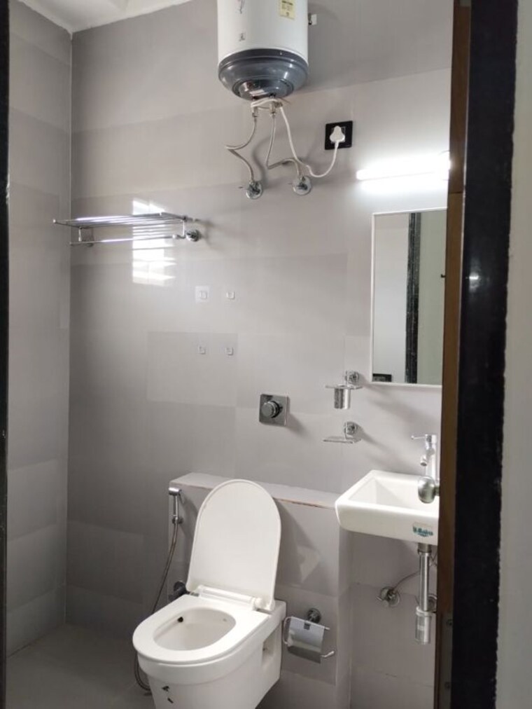 Bathroom, dlf-independent-floors 1 Bedroom 600 Sq.Ft. Builder Floor In Dlf City Phase 3 Gurgaon 10425146