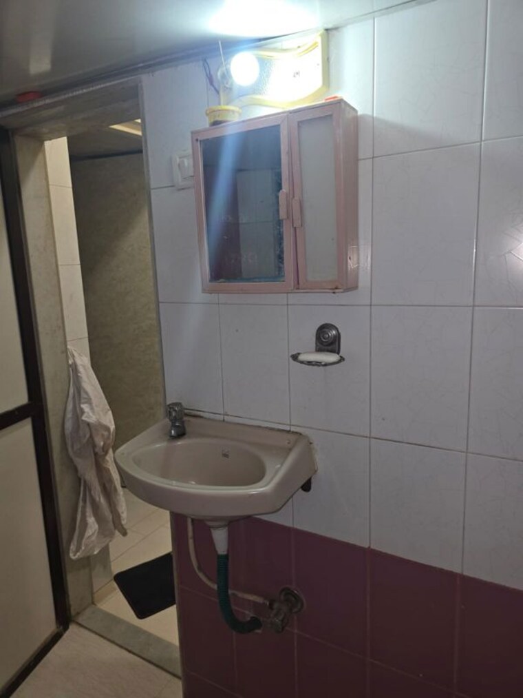 Bathroom, navin nagar 2 Bedroom 700 Sq.Ft. Apartment In Navin Nagar Mumbai 10425148