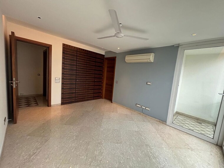 Room, greater kailash ii 4 Bedroom 325 Sq.Yd. Builder Floor In Greater Kailash ii Delhi 10425211