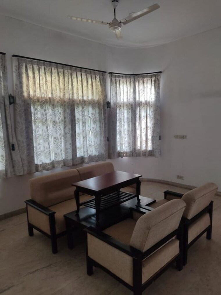 Living Room, hauz khas 6+ Bedroom 1100 Sq.Yd. Builder Floor In Hauz Khas Delhi 10425253