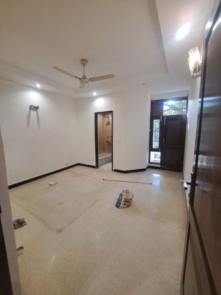 Room, greater kailash part 3 3 Bedroom 200 Sq.Yd. Builder Floor In Greater Kailash Part 3 Delhi 10425240