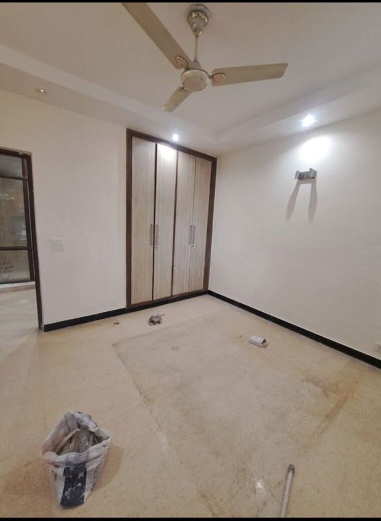Room, greater kailash part 3 3 Bedroom 200 Sq.Yd. Builder Floor In Greater Kailash Part 3 Delhi 10425240