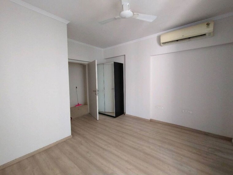 Room, dlf-regal-gardens 4 Bedroom 2220 Sq.Ft. Apartment In Sector 90 Gurgaon 10425302