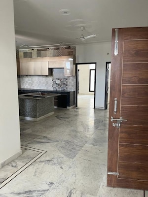 Parking in 4 BHK Builder Floor at Sector 85 – for Rent