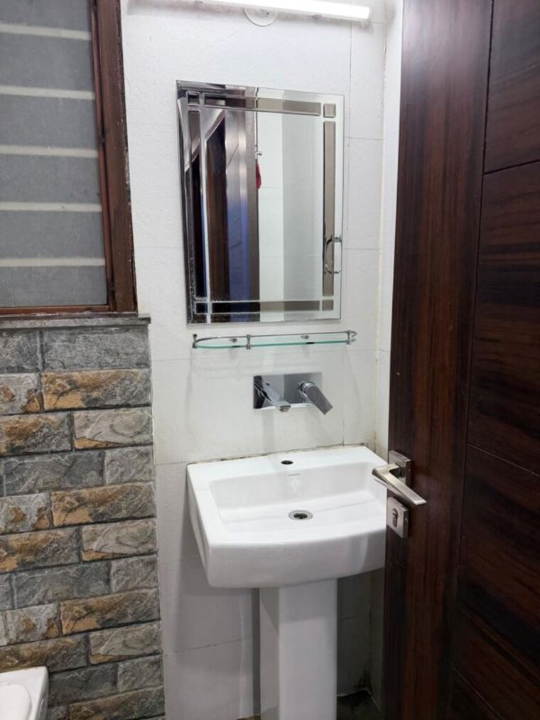 Bathroom, smart-world-orchard 2.5 Bedroom 1250 Sq.Ft. Builder Floor In Sector 61 Gurgaon 10425409