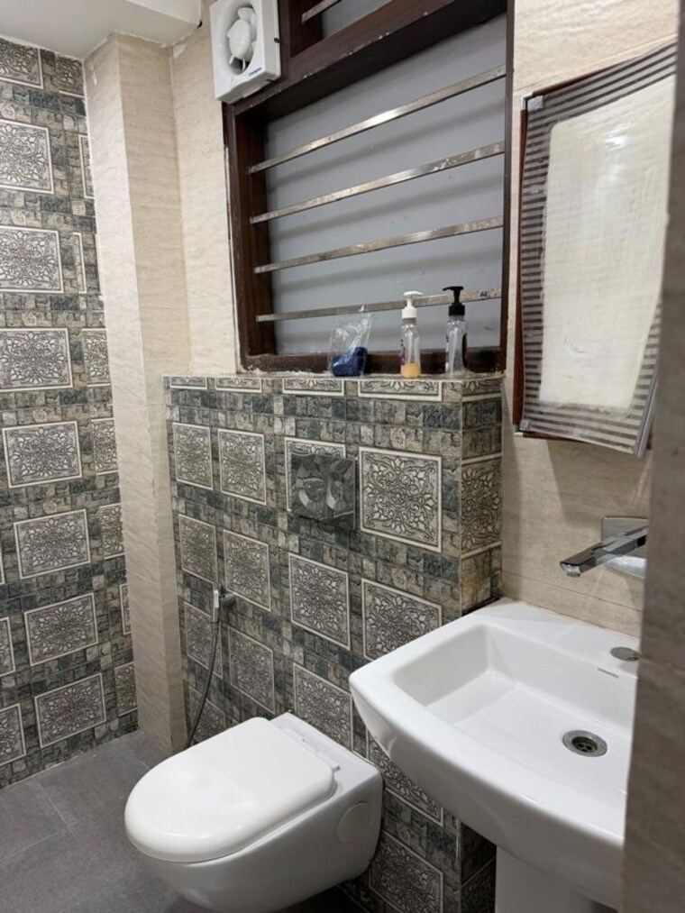 Bathroom, smart-world-orchard 2.5 Bedroom 1250 Sq.Ft. Builder Floor In Sector 61 Gurgaon 10425409