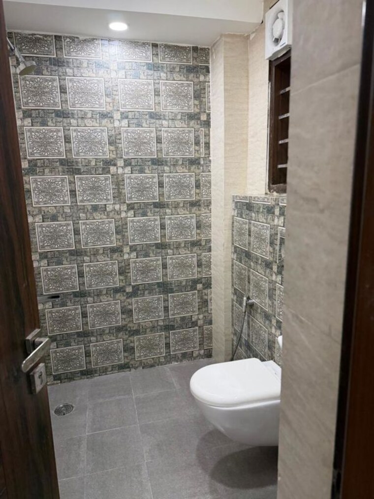 Bathroom, smart-world-orchard 2.5 Bedroom 1250 Sq.Ft. Builder Floor In Sector 61 Gurgaon 10425409