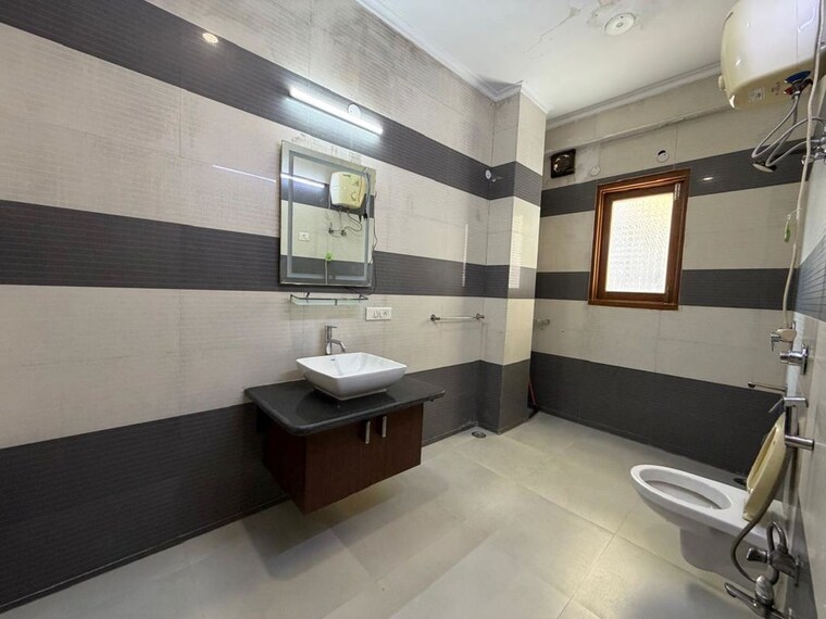 Bathroom, sector 46 3 Bedroom 300 Sq.Mt. Builder Floor In Sector 46 Noida 10425412