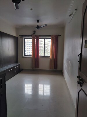 Room in 3 BHK Apartment at Riddhi Garden, Malad East – for Rent