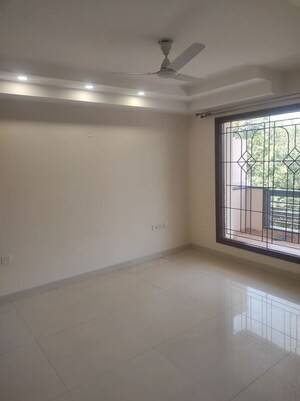 Room in 3 BHK Builder Floor at Smart World Orchard, Sector 61 – for Rent
