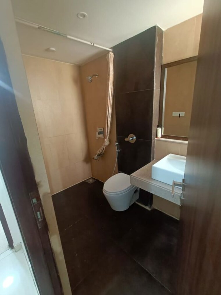 Bathroom, lodha-splendora 2.5 Bedroom 1000 Sq.Ft. Apartment In Ghodbunder Road Thane 10425504