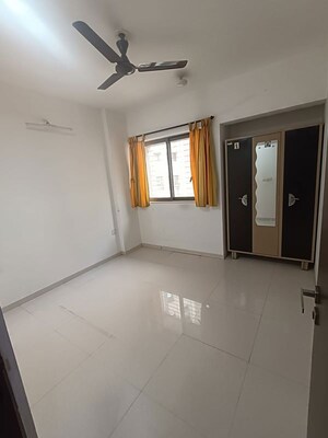 Room in 2.5 BHK Apartment at Lodha Splendora, Ghodbunder Road – for Rent