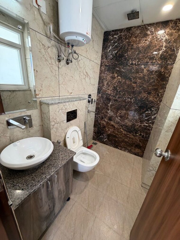 Bathroom, hong-kong-bazaar 3 Bedroom 1800 Sq.Ft. Builder Floor In Sector 57 Gurgaon 10425484