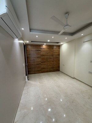 Room in 3 BHK Builder Floor at Hong Kong Bazaar, Sector 57 – for Rent