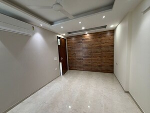 Room in 3 BHK Builder Floor at Hong Kong Bazaar, Sector 57 – for Rent