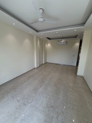 Room in 3 BHK Builder Floor at Hong Kong Bazaar, Sector 57 – for Rent