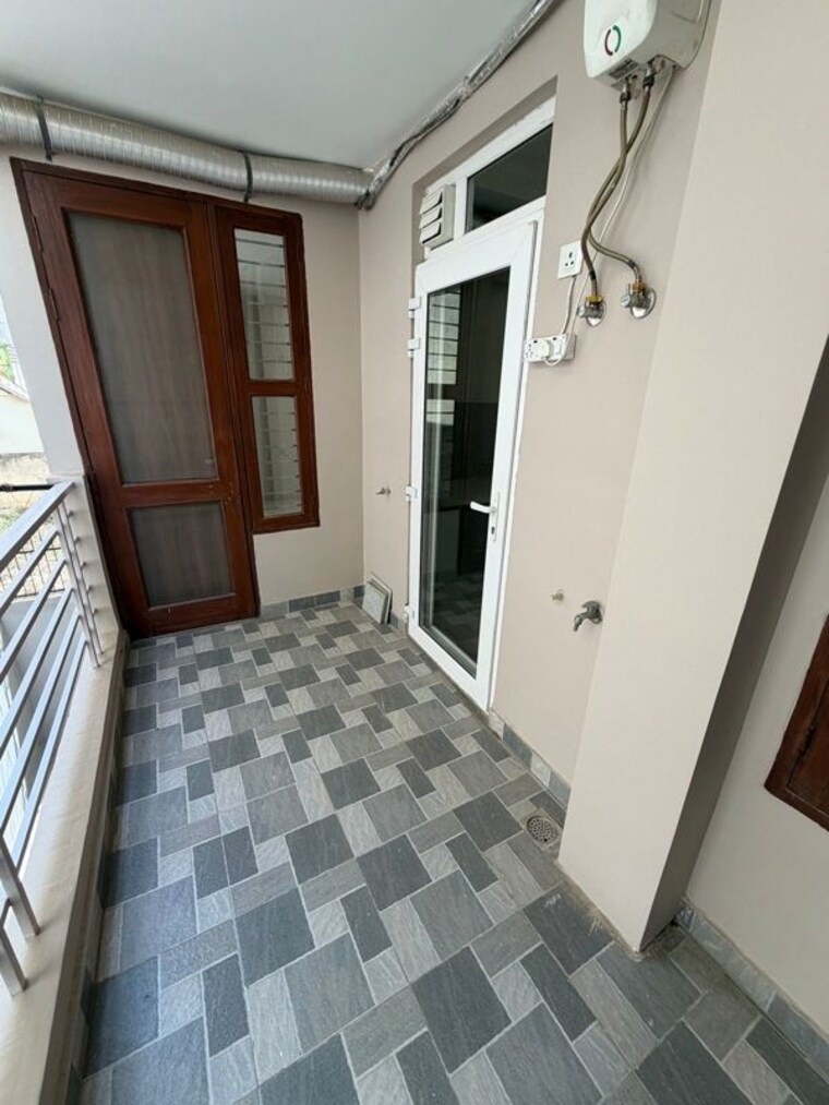 Balcony, hong-kong-bazaar 3 Bedroom 1800 Sq.Ft. Builder Floor In Sector 57 Gurgaon 10425484