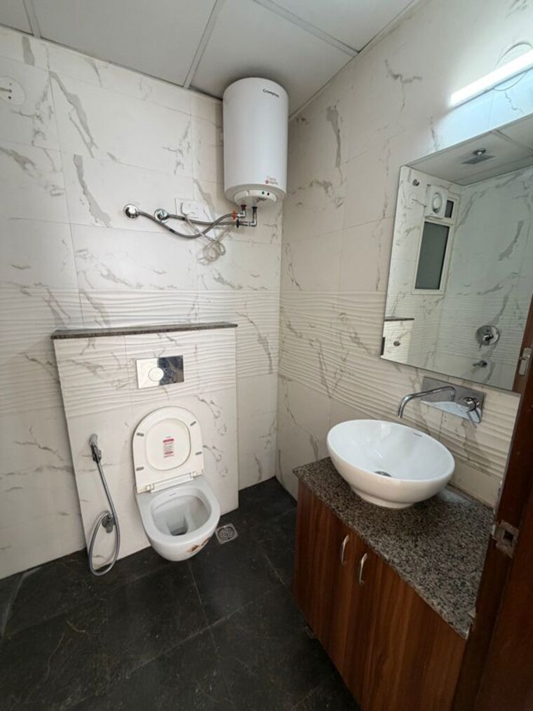 Bathroom, hong-kong-bazaar 3 Bedroom 1800 Sq.Ft. Builder Floor In Sector 57 Gurgaon 10425484