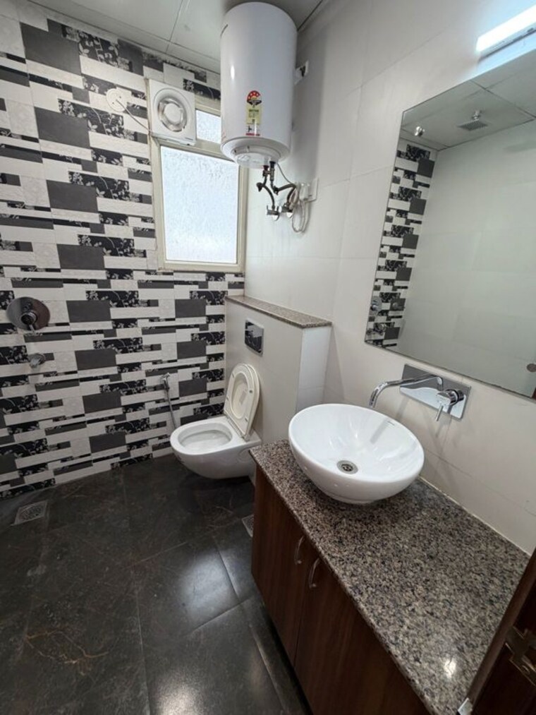 Bathroom, hong-kong-bazaar 3 Bedroom 1800 Sq.Ft. Builder Floor In Sector 57 Gurgaon 10425484