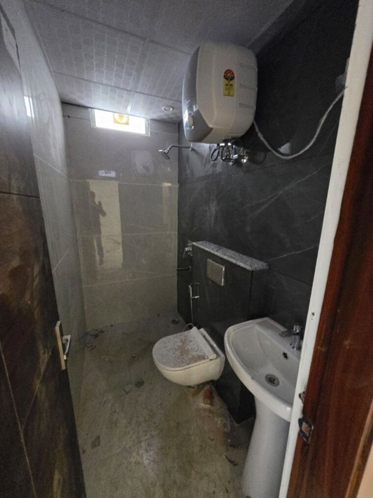 Bathroom, laxman chowk 2 Bedroom 1100 Sq.Ft. Builder Floor In Laxman Chowk Dehradun 10425601