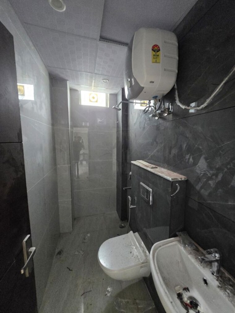 Bathroom, laxman chowk 2 Bedroom 1100 Sq.Ft. Builder Floor In Laxman Chowk Dehradun 10425601
