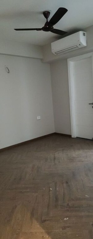 Room in 3.5 BHK Apartment at Emaar Emerald Floors Premier, Sector 65 – for Rent