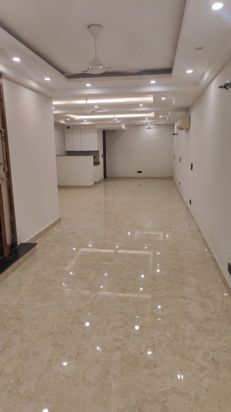 Room, lajpat nagar iii Commercial Office Space 2000 Sq.Ft. In Lajpat Nagar Iii Delhi 10425602