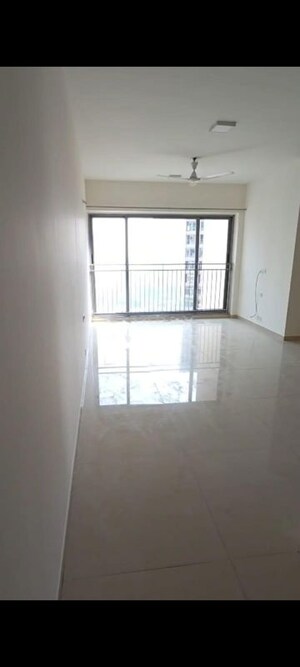 Room in 2 BHK Apartment at Kalpataru Sunrise Grande, Kolshet Road – for Rent