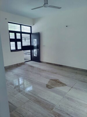 Room in 1 BHK Villa at Sector 52 – for Rent