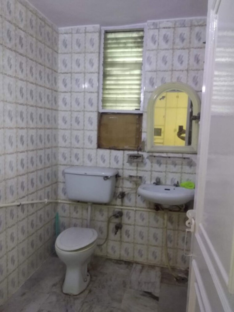 Bathroom, pitampura 3 Bedroom 1800 Sq.Ft. Apartment In Pitampura Delhi 10423873