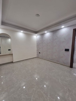 Room in 4 BHK Builder Floor at Green Fields Colony – for Sale