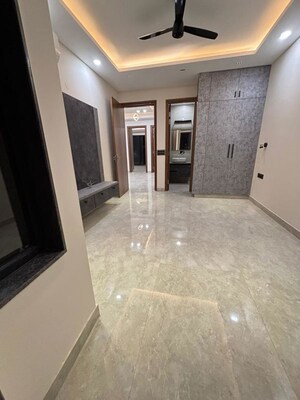 Room in 3 BHK Builder Floor at Sushant Lok Iii – for Rent
