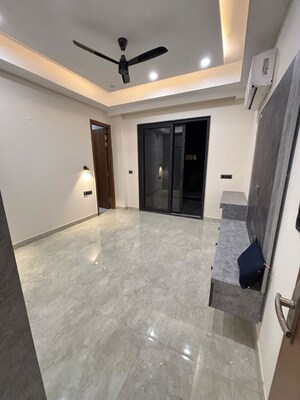 Room in 3 BHK Builder Floor at Sushant Lok Iii – for Rent