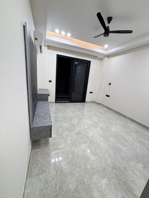 Room in 3 BHK Builder Floor at Sushant Lok Iii – for Rent
