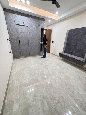 Room in 3 BHK Builder Floor at Sushant Lok Iii – for Rent
