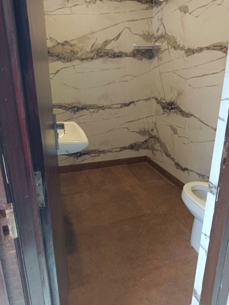 Bathroom, lajpat nagar 4 1.5 Bedroom 899 Sq.Ft. Builder Floor In Lajpat Nagar 4 Delhi 10425976