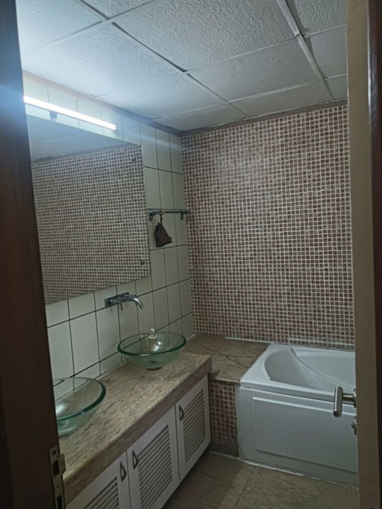 Bathroom, unitech-uniworld-gardens 3 Bedroom 2050 Sq.Ft. Apartment In Sector 47 Gurgaon 10426006