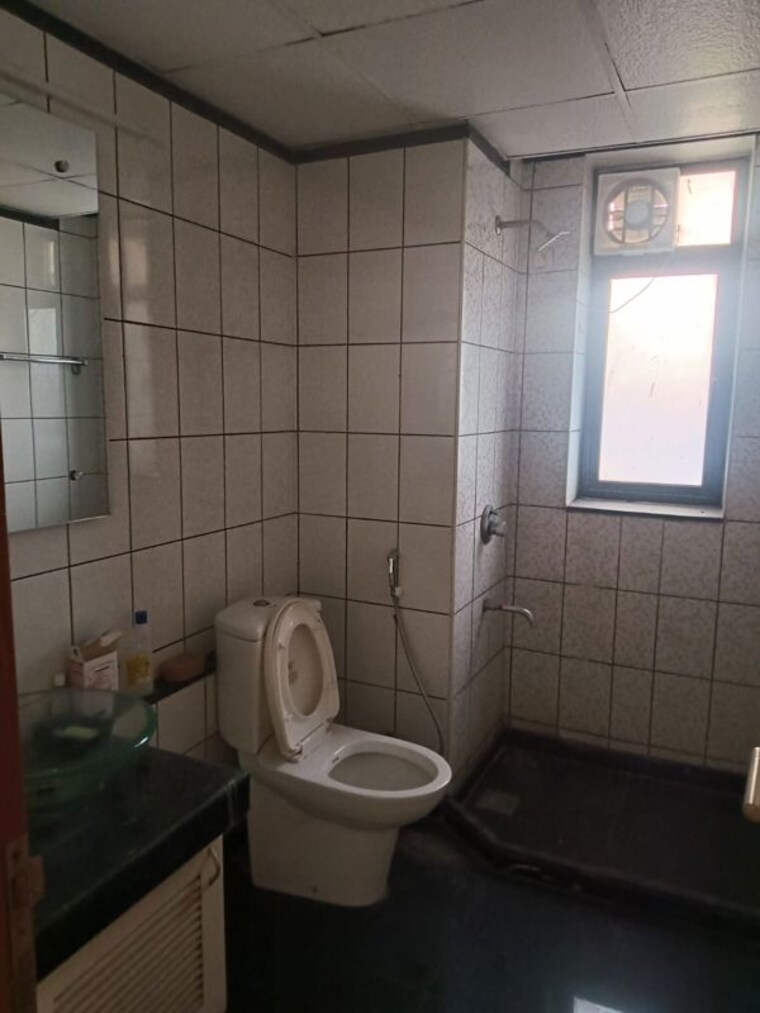 Bathroom, unitech-uniworld-gardens 3 Bedroom 2050 Sq.Ft. Apartment In Sector 47 Gurgaon 10426006