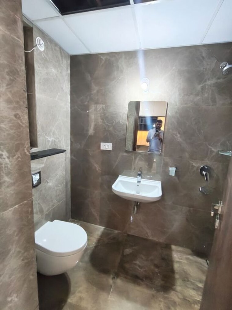 Bathroom, srr-sriram-river-view 3 Bedroom 2200 Sq.Ft. Apartment In Narsingi Hyderabad 10426024