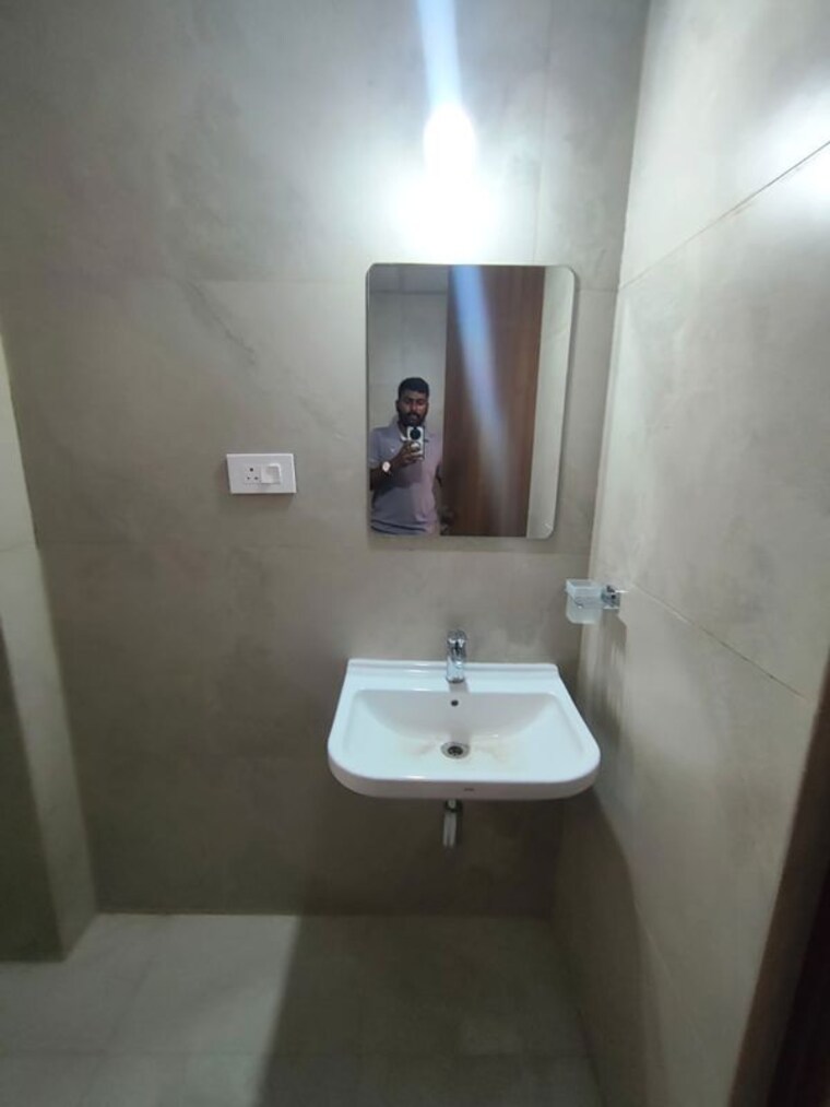 Bathroom, srr-sriram-river-view 3 Bedroom 2200 Sq.Ft. Apartment In Narsingi Hyderabad 10426024