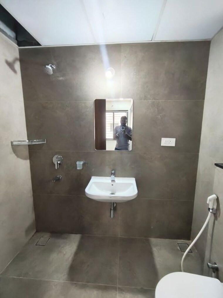 Bathroom, srr-sriram-river-view 3 Bedroom 2200 Sq.Ft. Apartment In Narsingi Hyderabad 10426024
