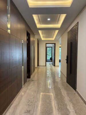 Building Lobby in 4 BHK Builder Floor at Sector 57 – for Rent