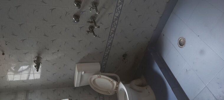 Bathroom, ip extension 3 Bedroom 1250 Sq.Ft. Apartment In Ip Extension Delhi 10417454
