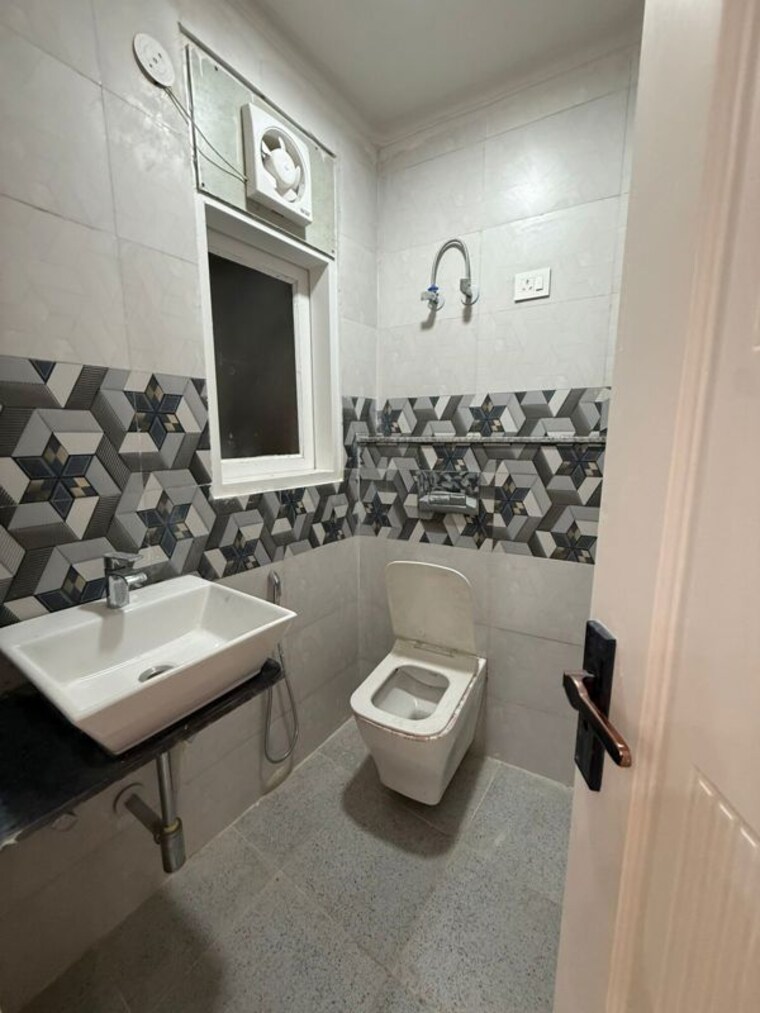 Bathroom, saket 2 Bedroom 1000 Sq.Ft. Apartment In Saket Delhi 10426073